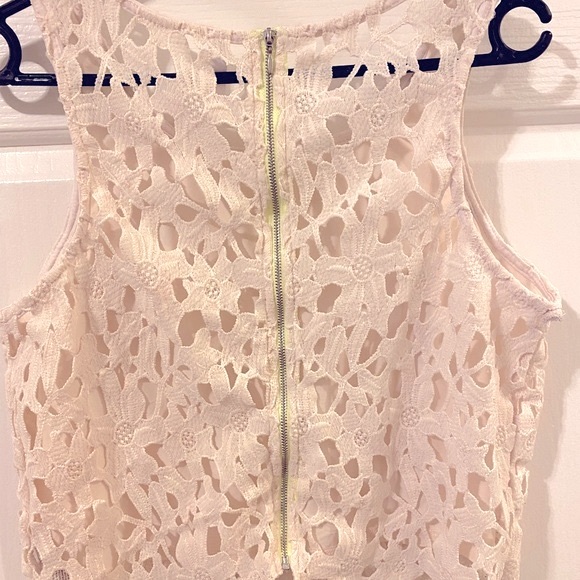 ✨Host Pick✨Xhilaration Daisy Lace Crochet Crop Top - Picture 3 of 6